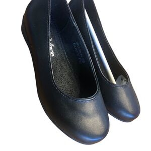 NWOT Bella Marie Size 10 Kid Black Wedge Loafers